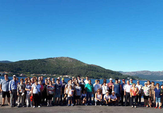 Sesenta veciños e veciñas de Frades participan nunha excursión ao Ézaro e Muros